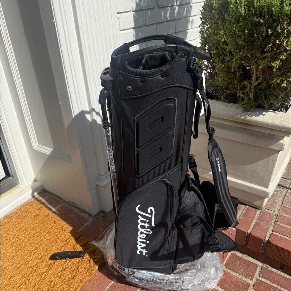 Brand NEW Titleist golf bag.  Hybrid 5 in 1 GOLF BAG